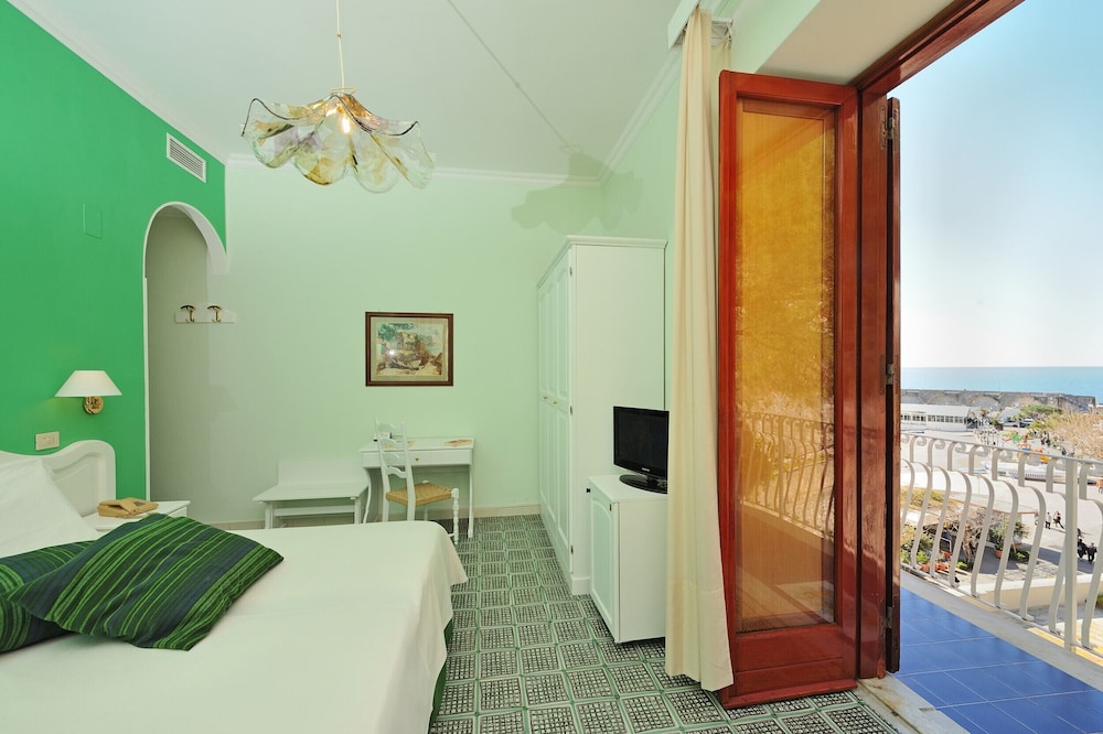 Hotel La Bussola — Hotel rooms in Amalfi, Campania