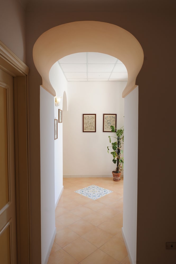 Hotel La Bussola — Hotel building in Amalfi, Campania
