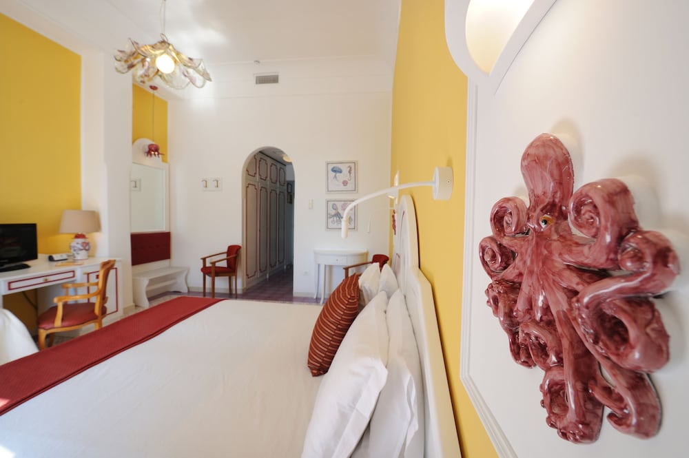 Hotel La Bussola — Hotel rooms in Amalfi, Campania