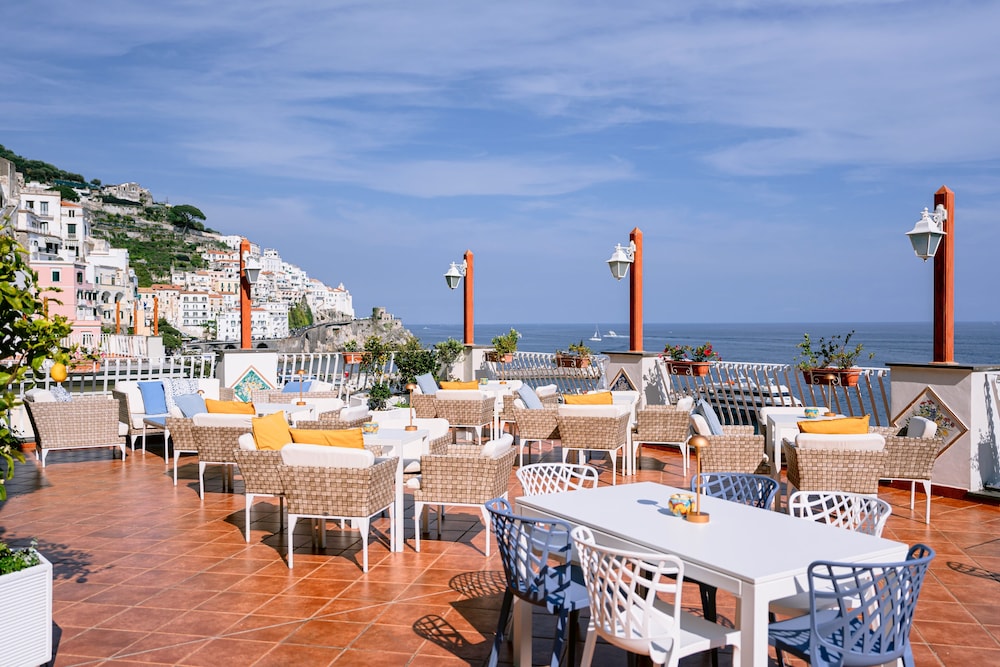 Hotel La Bussola — Restaurant & bars in Amalfi, Campania