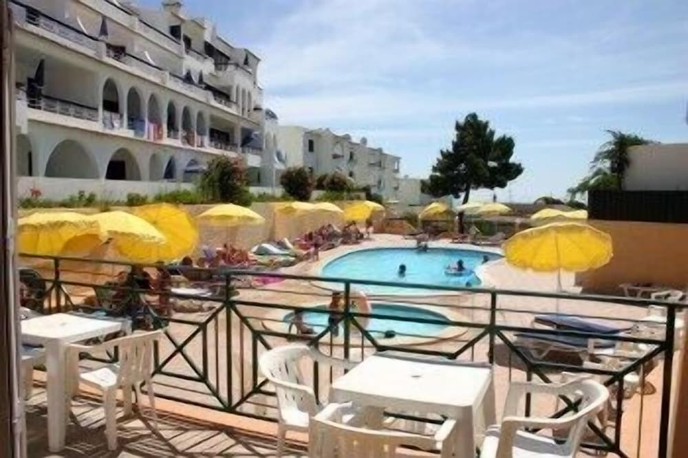Apartamentos do Parque — Swimming pool in Albufeira, Faro