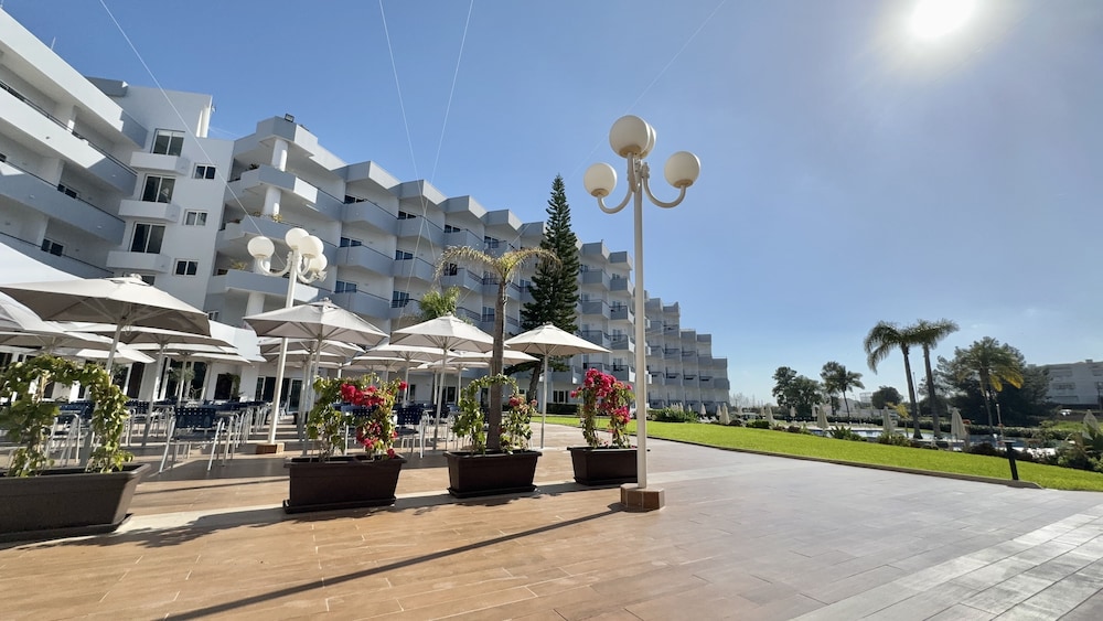Vila Gale Nautico Resort Hotel — Hotel building in Armação de Pêra, Faro