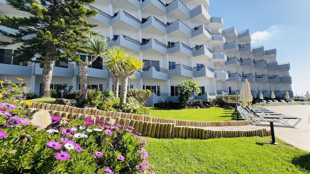 Vila Gale Nautico Resort Hotel — Hotel building in Armação de Pêra, Faro
