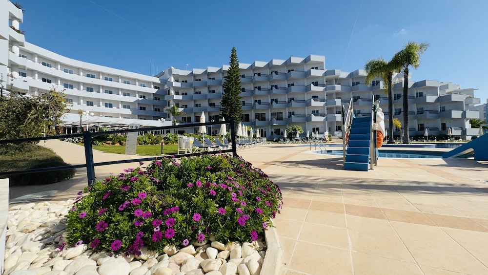 Vila Gale Nautico Resort Hotel — Hotel building in Armação de Pêra, Faro
