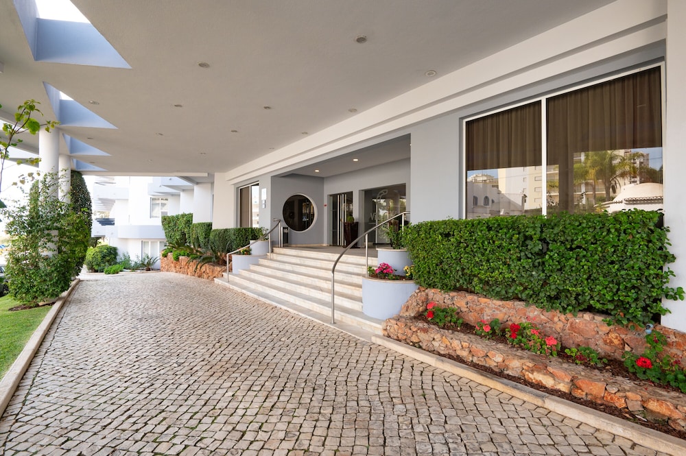 Vila Gale Nautico Resort Hotel — Hotel building in Armação de Pêra, Faro