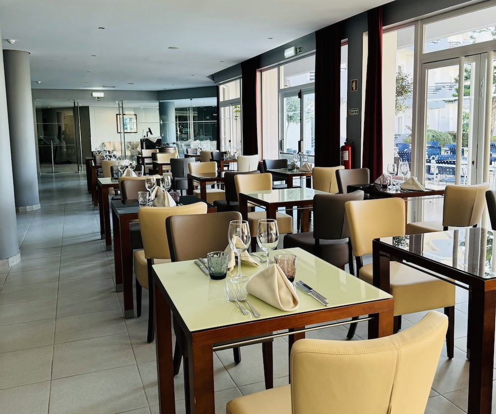 Vila Gale Nautico Resort Hotel — Restaurant & bars in Armação de Pêra, Faro