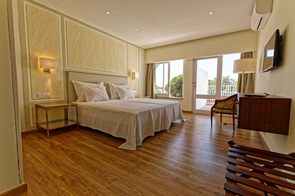 Carvoeiro Garden Hotel — Hotel rooms in Carvoeiro, Faro