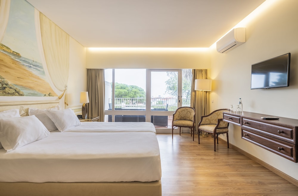 Carvoeiro Garden Hotel — Hotel rooms in Carvoeiro, Faro