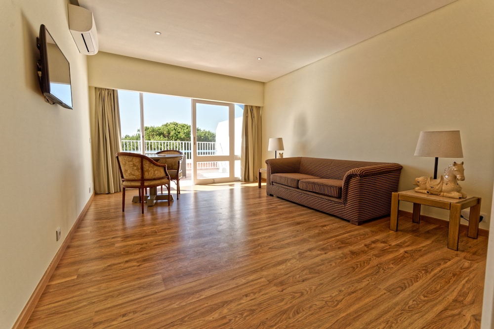 Carvoeiro Garden Hotel — Hotel rooms in Carvoeiro, Faro