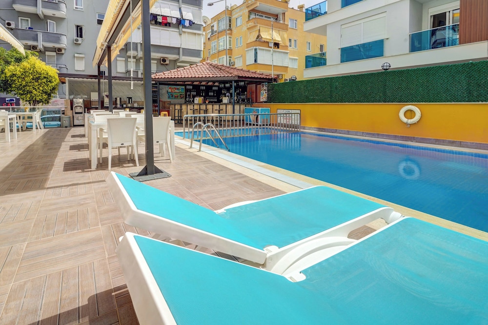 Kleopatra Arsi Hotel — Swimming pool in Alanya