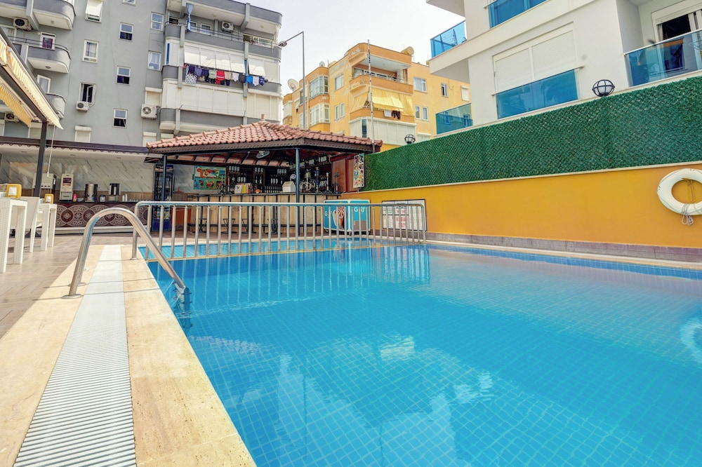 Kleopatra Arsi Hotel — Swimming pool in Alanya
