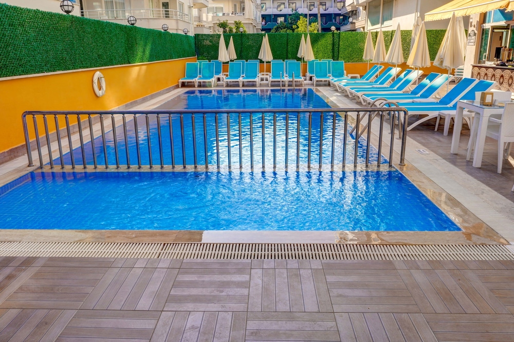 Kleopatra Arsi Hotel — Swimming pool in Alanya