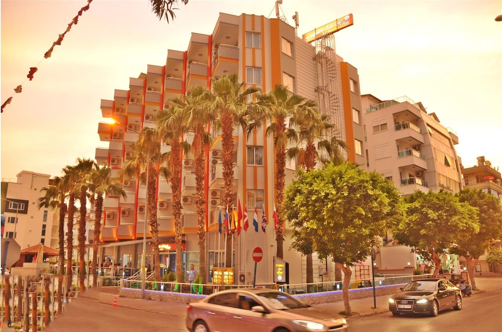 Kleopatra Arsi Hotel — Hotel building in Alanya