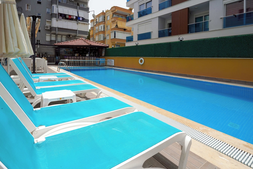 Kleopatra Arsi Hotel — Swimming pool in Alanya