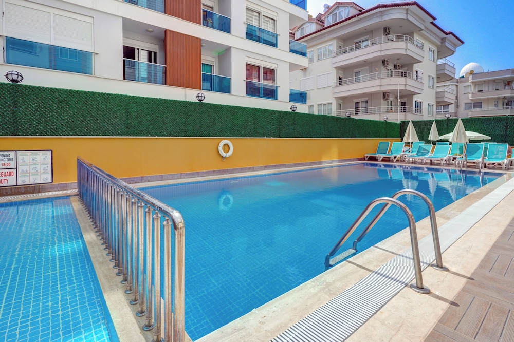 Kleopatra Arsi Hotel — Swimming pool in Alanya
