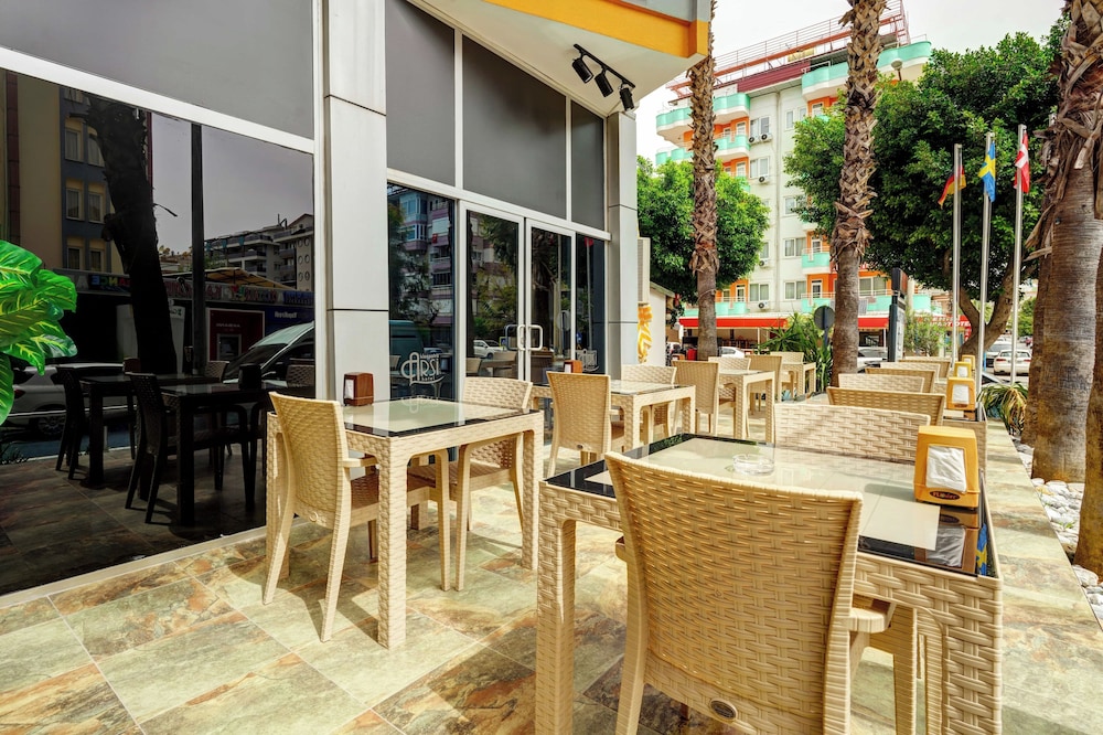 Kleopatra Arsi Hotel — Restaurant & bars in Alanya