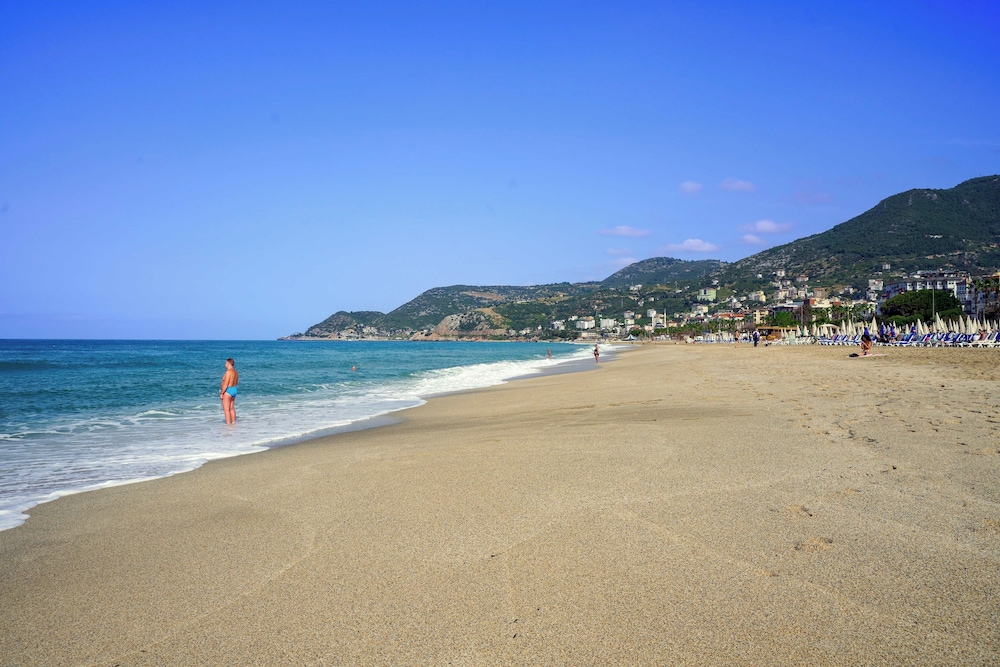Kleopatra Arsi Hotel — Beach in Alanya