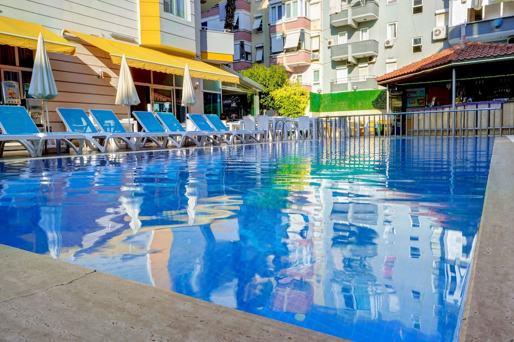 Kleopatra Arsi Hotel — Swimming pool in Alanya