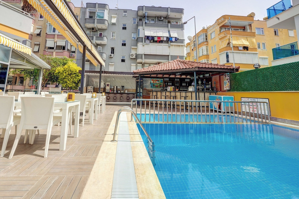 Kleopatra Arsi Hotel — Swimming pool in Alanya