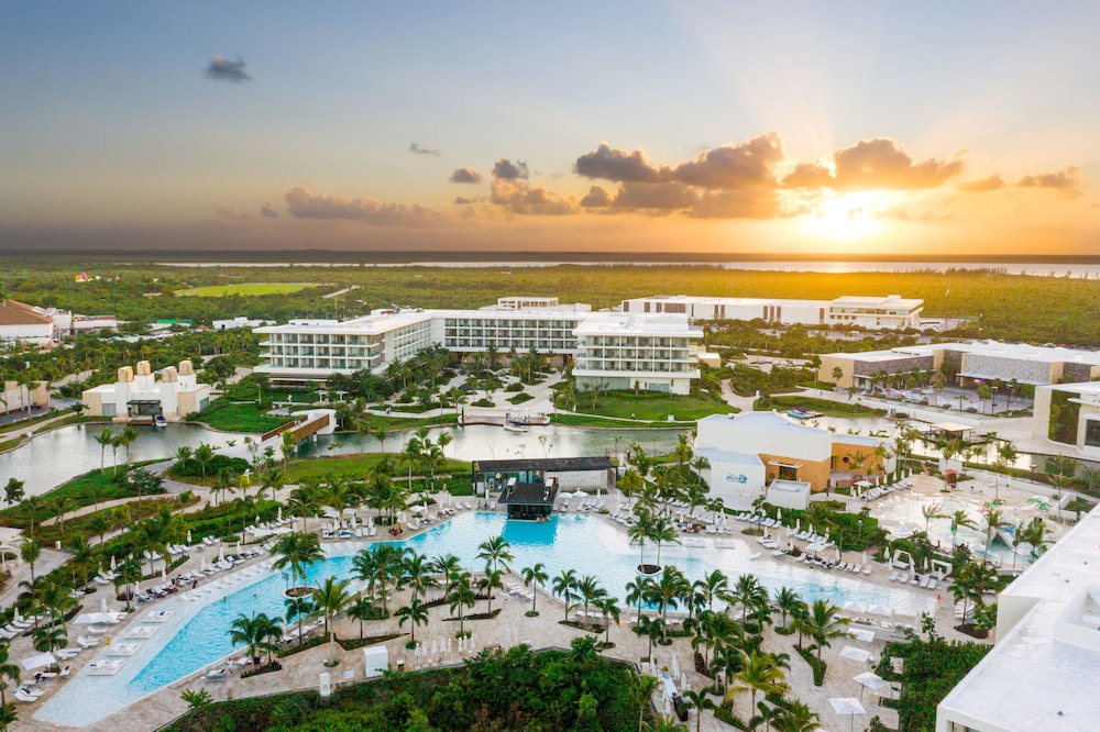 Grand Palladium Select Costa Mujeres - All Inclusive — Swimming pool in Playa Mujeres, Quintana Roo