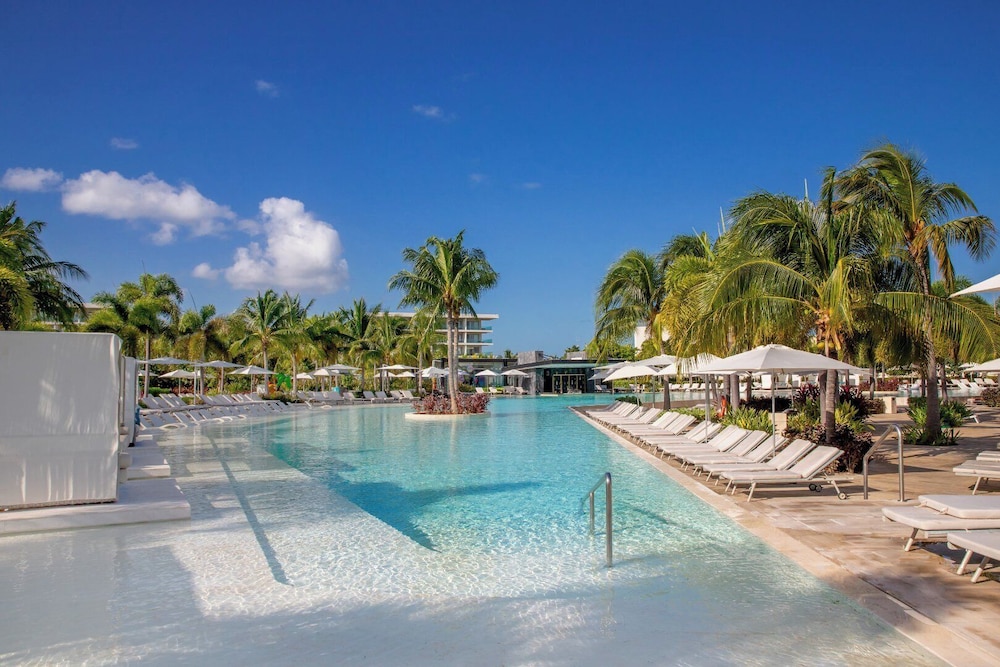Grand Palladium Select Costa Mujeres - All Inclusive — Swimming pool in Playa Mujeres, Quintana Roo