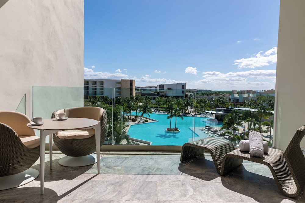 Grand Palladium Select Costa Mujeres - All Inclusive — Swimming pool in Playa Mujeres, Quintana Roo
