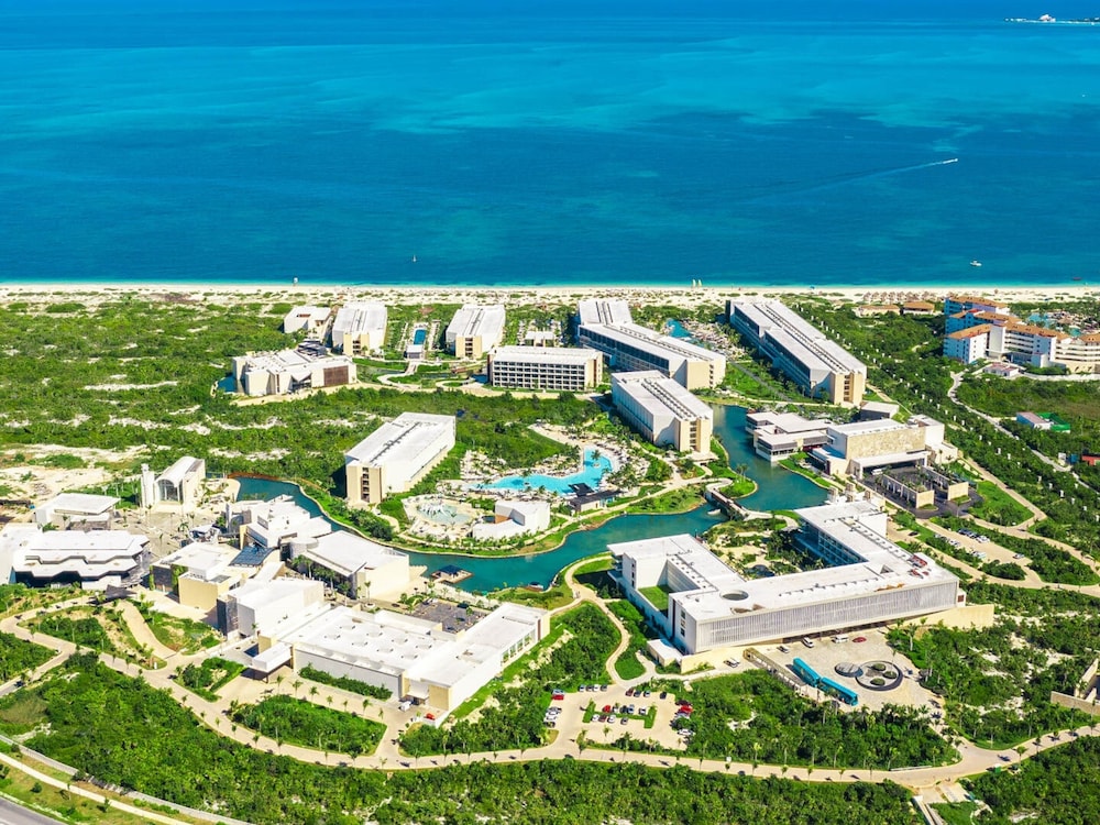 Grand Palladium Select Costa Mujeres - All Inclusive — Hotel building in Playa Mujeres, Quintana Roo