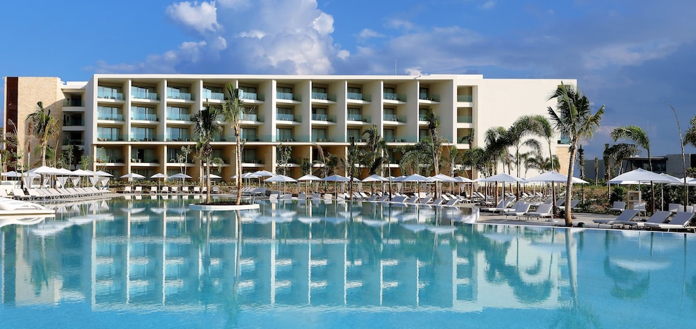 Grand Palladium Select Costa Mujeres - All Inclusive — Hotel building in Playa Mujeres, Quintana Roo