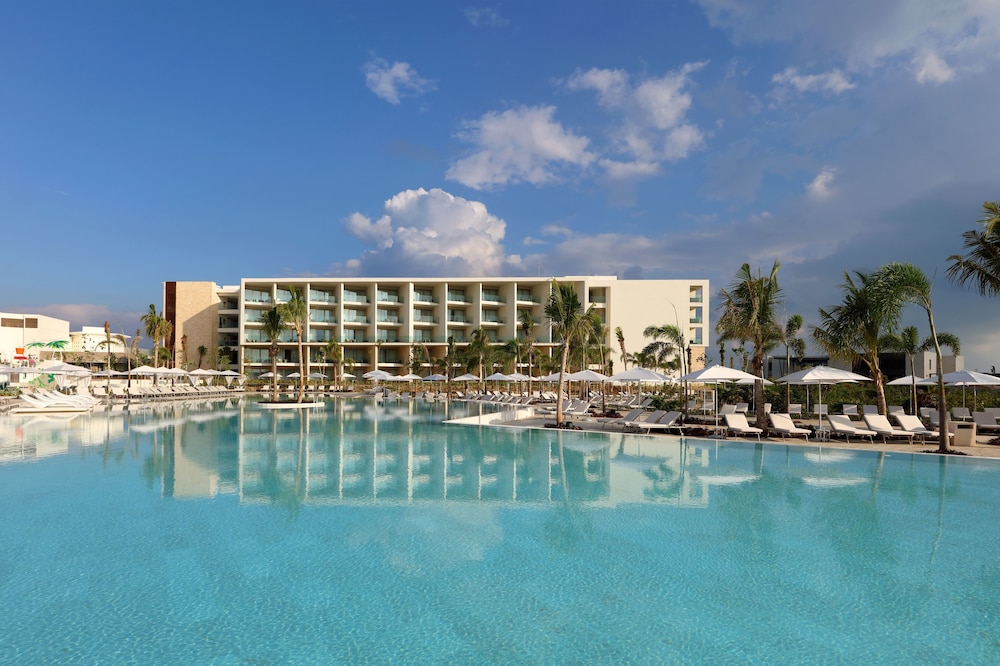 Grand Palladium Select Costa Mujeres - All Inclusive — Swimming pool in Playa Mujeres, Quintana Roo