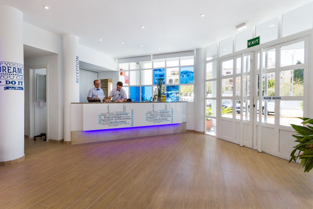 Apartamentos Jutlandia — Hotel building in Santa Ponca, Balearic Islands