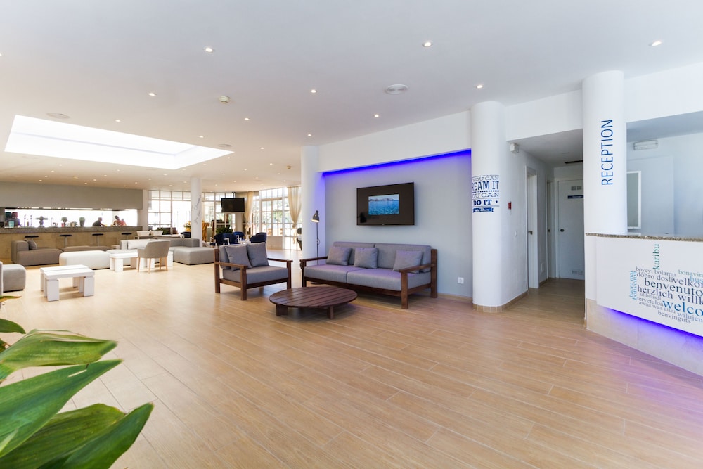 Apartamentos Jutlandia — Hotel building in Santa Ponca, Balearic Islands