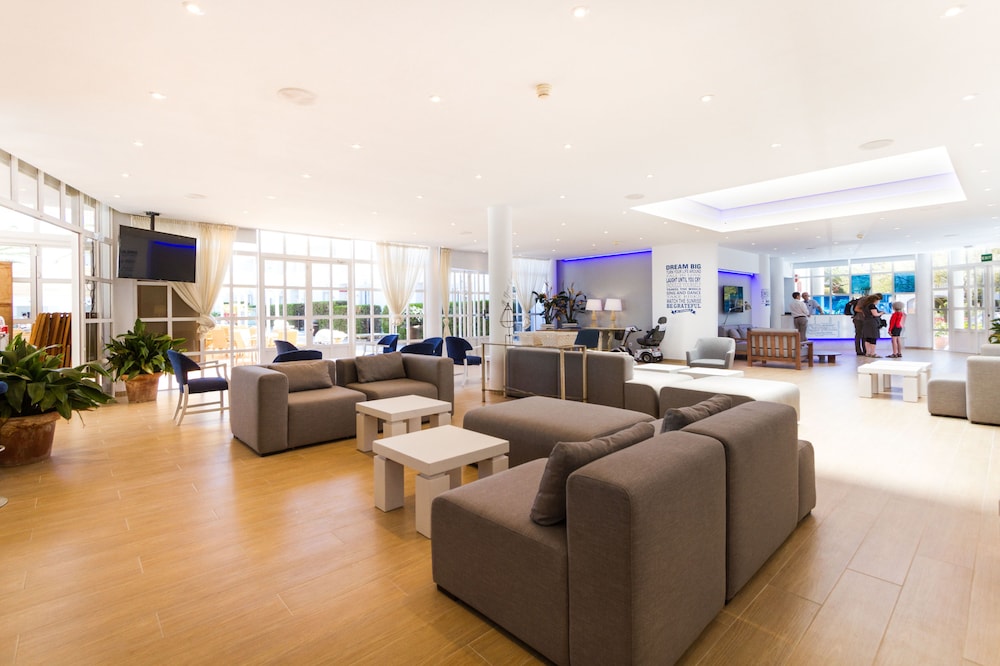 Apartamentos Jutlandia — Hotel building in Santa Ponca, Balearic Islands