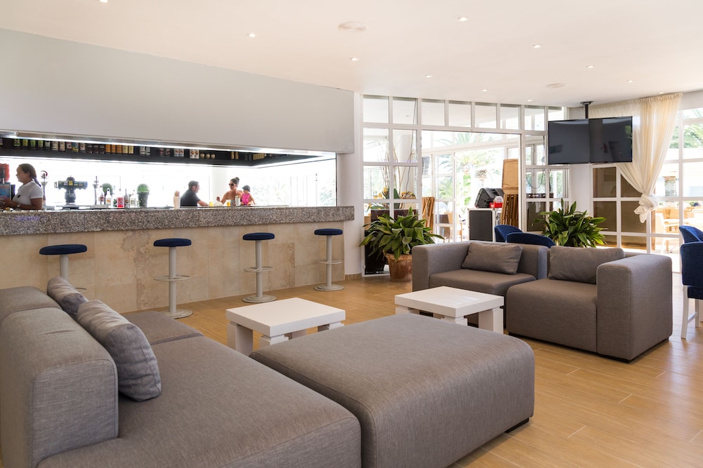 Apartamentos Jutlandia — Restaurant & bars in Santa Ponca, Balearic Islands