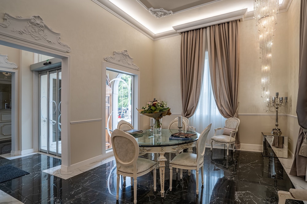 The Moon Boutique Hotel & Spa — Restaurant & bars in Florence, Tuscany