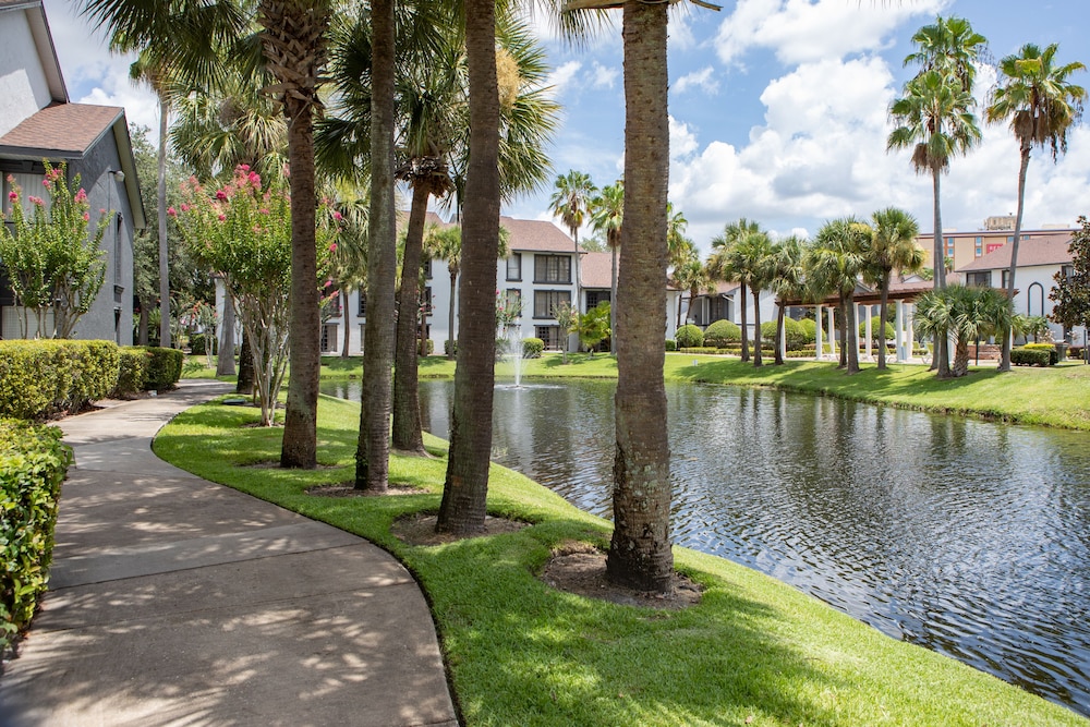 Legacy Vacation Resorts - Kissimmee/Orlando — Hotel building in Kissimmee, Florida