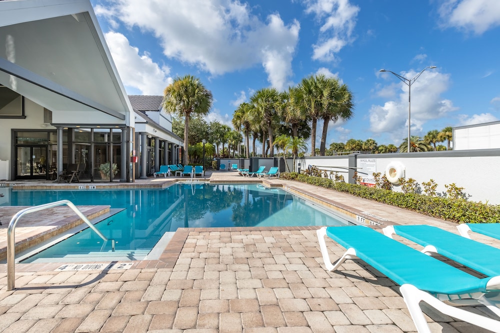 Legacy Vacation Resorts - Kissimmee/Orlando — Swimming pool in Kissimmee, Florida