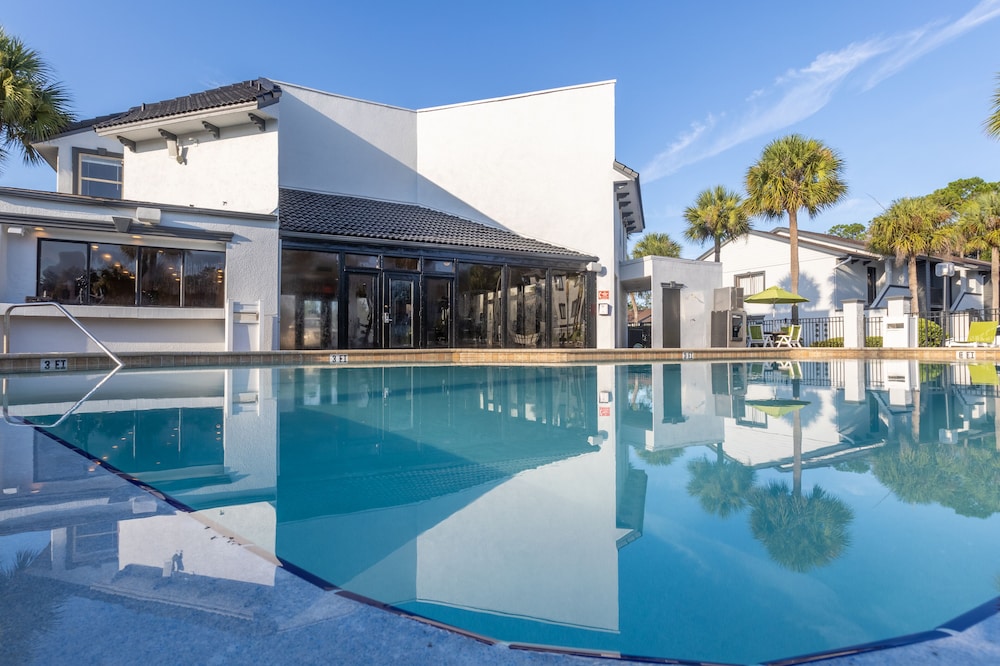 Legacy Vacation Resorts - Kissimmee/Orlando — Swimming pool in Kissimmee, Florida