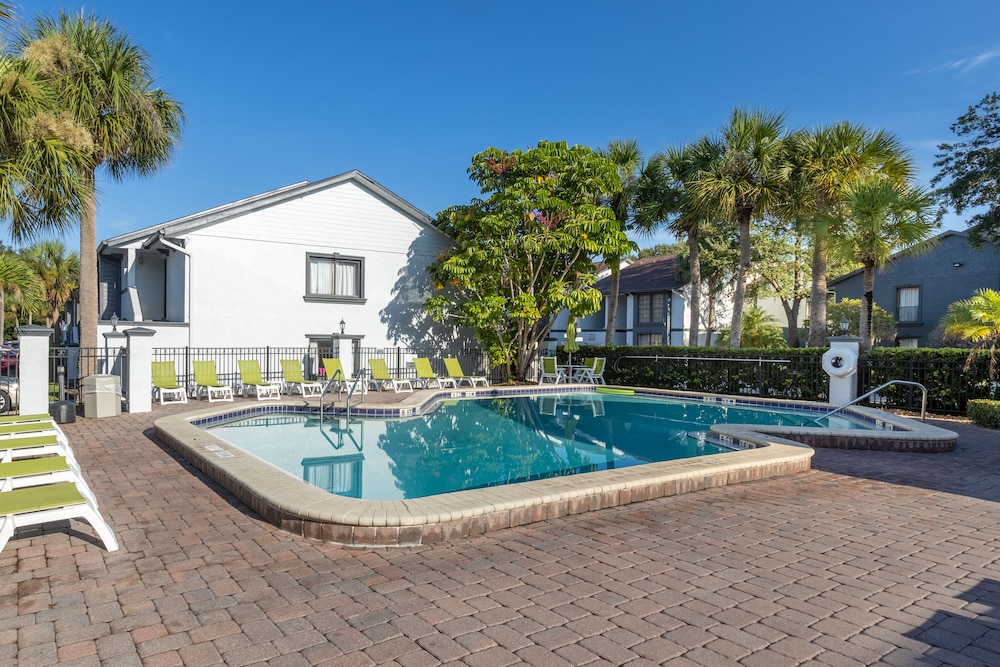 Legacy Vacation Resorts - Kissimmee/Orlando — Swimming pool in Kissimmee, Florida