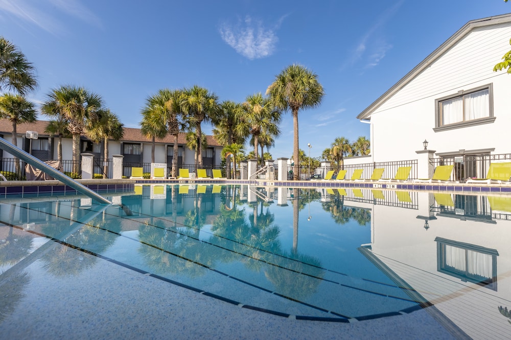 Legacy Vacation Resorts - Kissimmee/Orlando — Swimming pool in Kissimmee, Florida