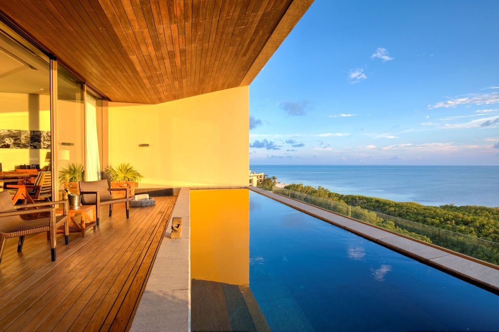 NIZUC Resort and Spa — Swimming pool in Cancun, Quintana Roo