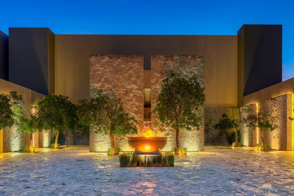NIZUC Resort and Spa — Hotel building in Cancun, Quintana Roo