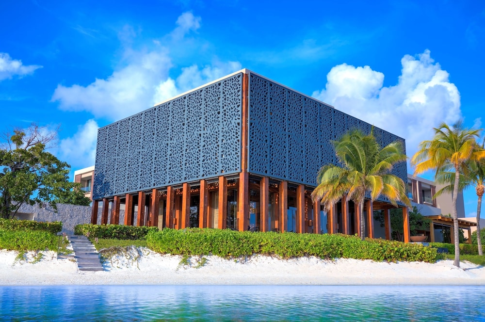 NIZUC Resort and Spa — Hotel building in Cancun, Quintana Roo