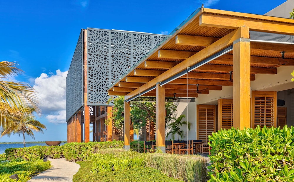 NIZUC Resort and Spa — Hotel building in Cancun, Quintana Roo