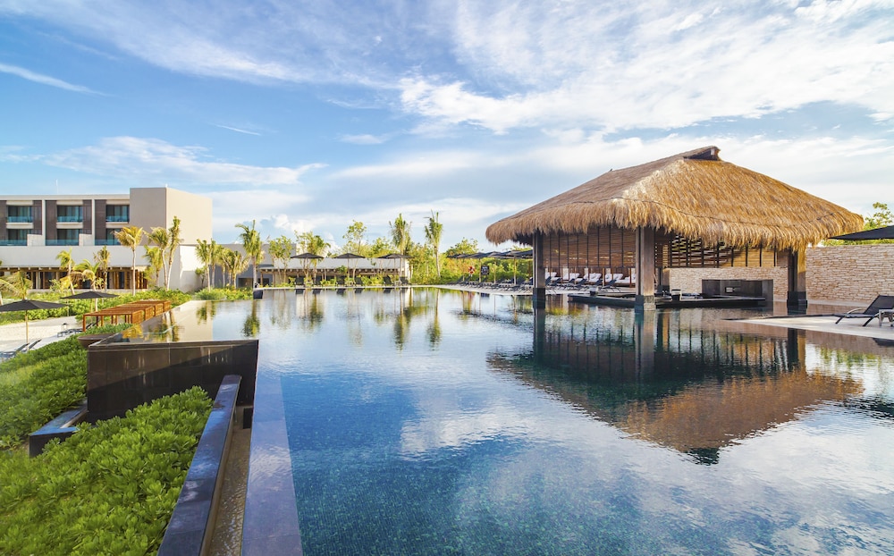 NIZUC Resort and Spa — Swimming pool in Cancun, Quintana Roo