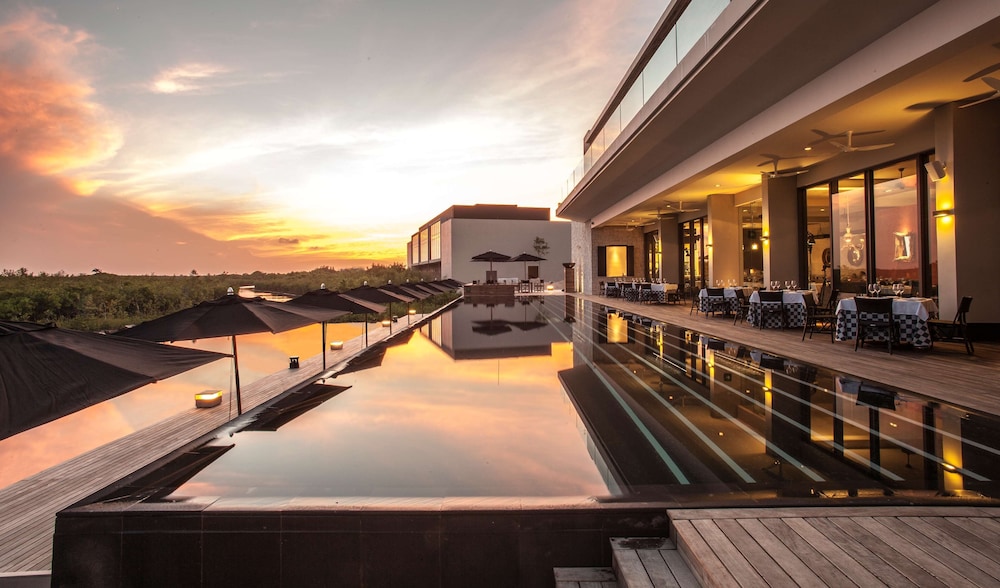 NIZUC Resort and Spa — Swimming pool in Cancun, Quintana Roo