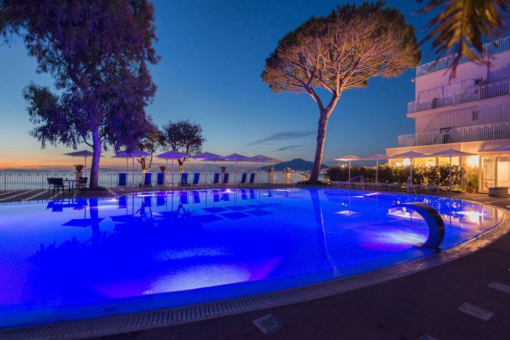 Grand Hotel Riviera — Swimming pool in Sorrento, Campania