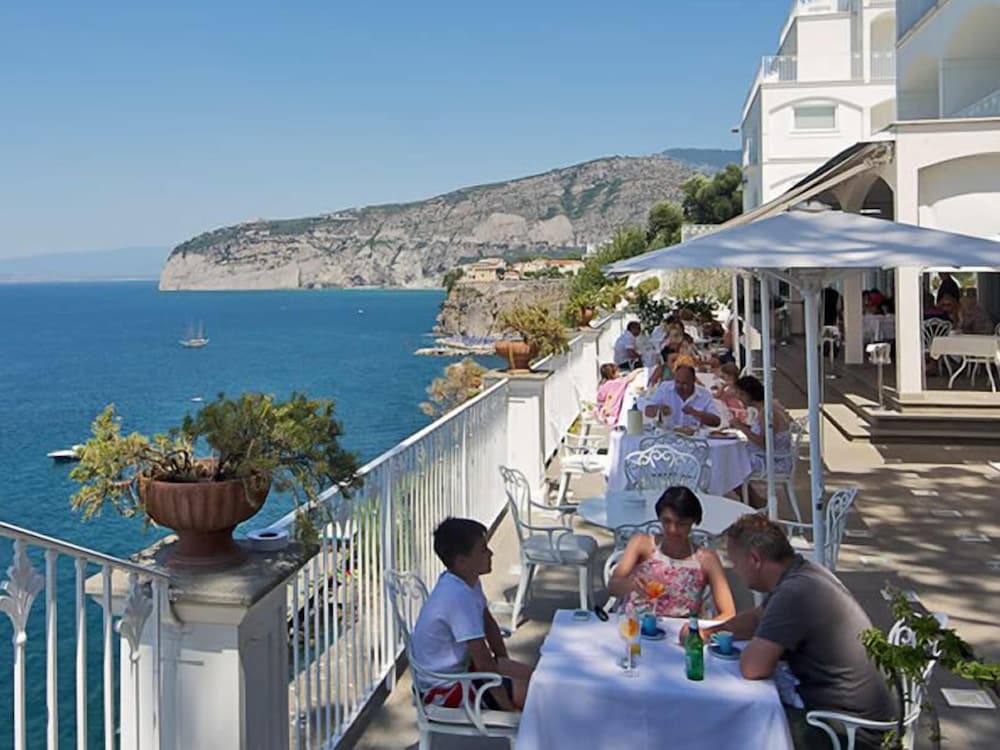 Grand Hotel Riviera — Restaurant & bars in Sorrento, Campania