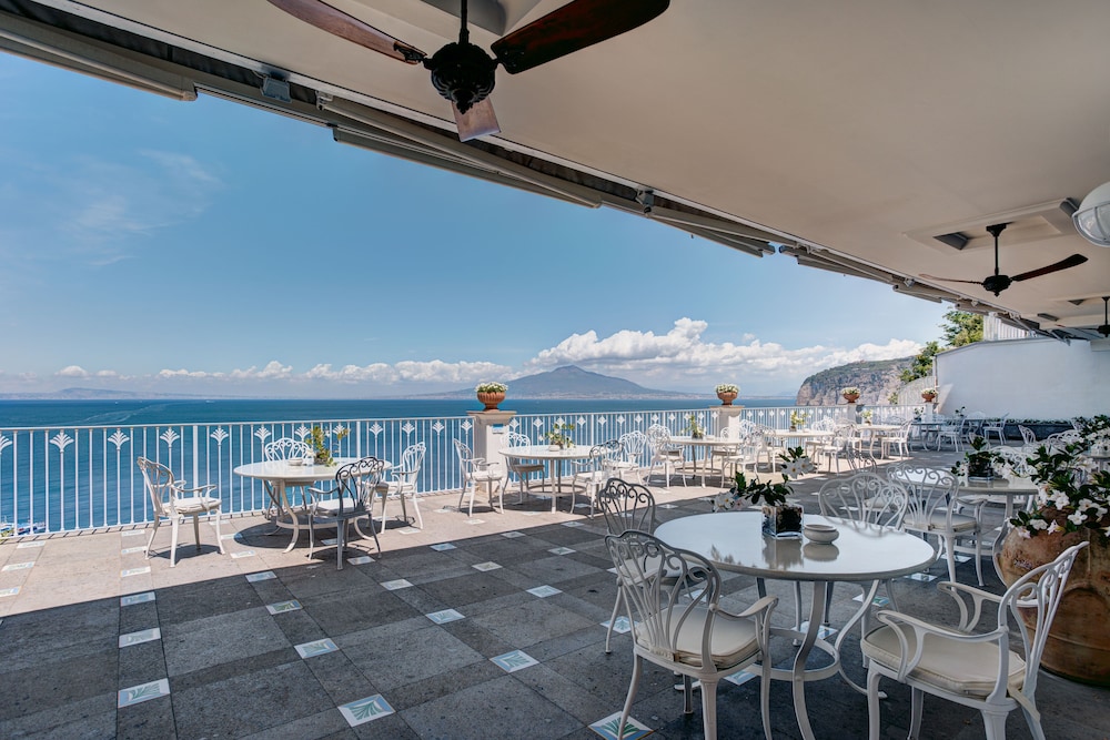 Grand Hotel Riviera — Restaurant & bars in Sorrento, Campania