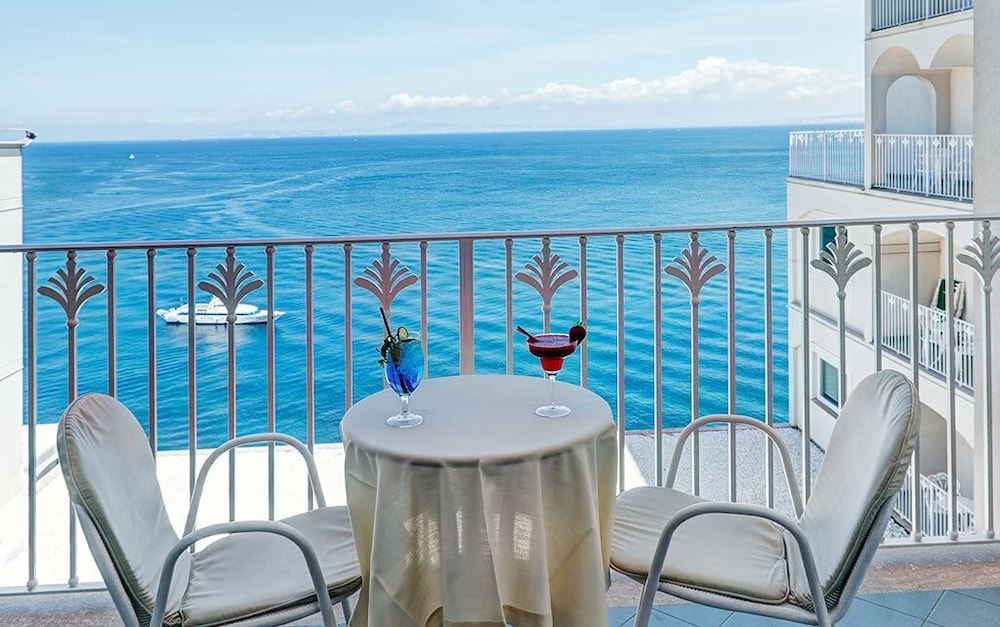Grand Hotel Riviera — Restaurant & bars in Sorrento, Campania