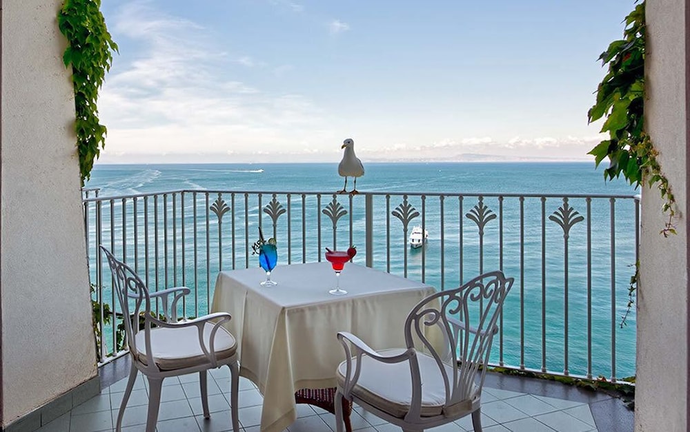 Grand Hotel Riviera — Restaurant & bars in Sorrento, Campania